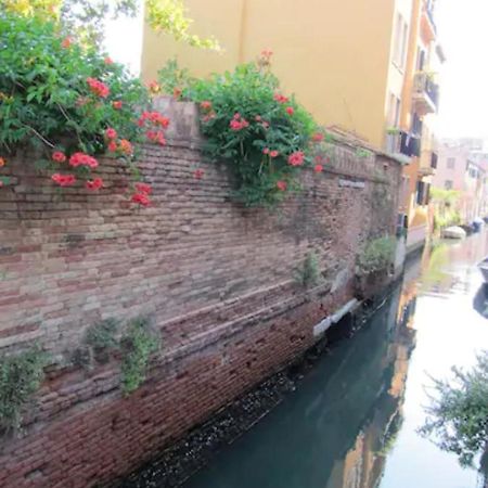 شقة البندقية  في Charming Flat With Terrace Over The Canal المظهر الخارجي الصورة